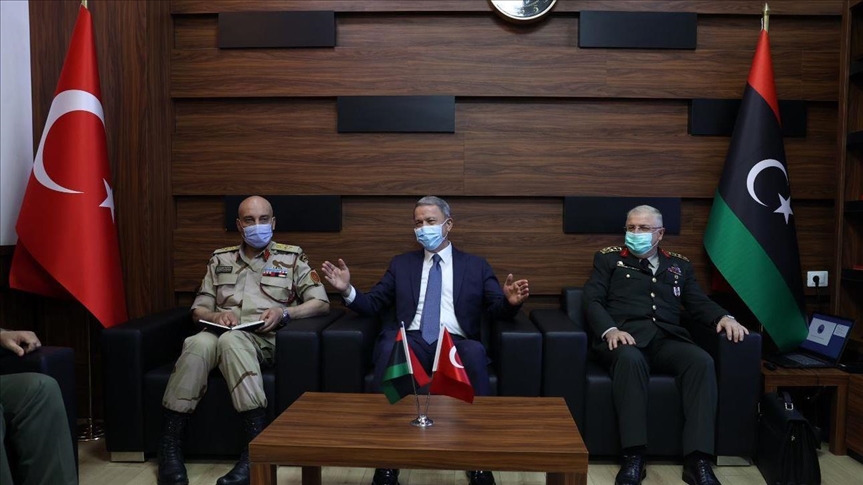 وزير الدفاع التركي يلتقي رئيس الأركان الليبي في طرابلس